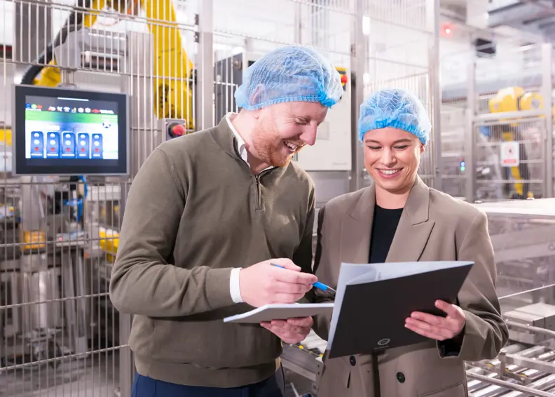 Twee Managers Van Nrg Office Kijken Samen Naar Een Document In Een Supply Chain Omgeving