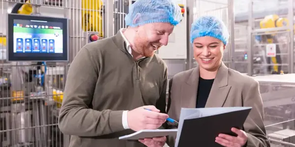 Twee Managers Van Nrg Office Kijken Samen Naar Een Document In Een Supply Chain Omgeving