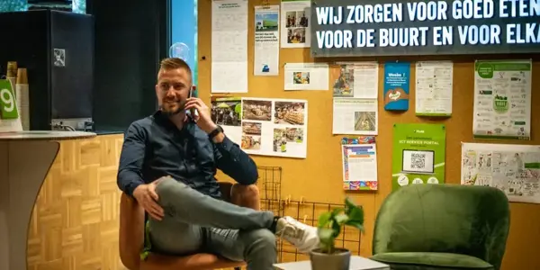 Jack Van Nrg Office Aan De Telefoon Zittend Op Een Stoel Bij Zijn Opdracht Bij Plus