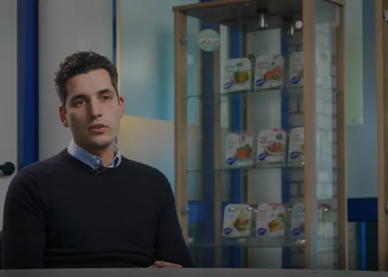 Supply Chain Manager Wim Praat In De Camera Over Zijn Opdracht Bij Sofine Foods Via Nrg Office
