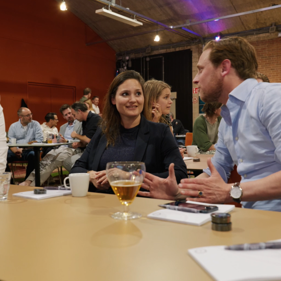 Personen In Gesprek Tijdens Supply Chain Event Nrg Office