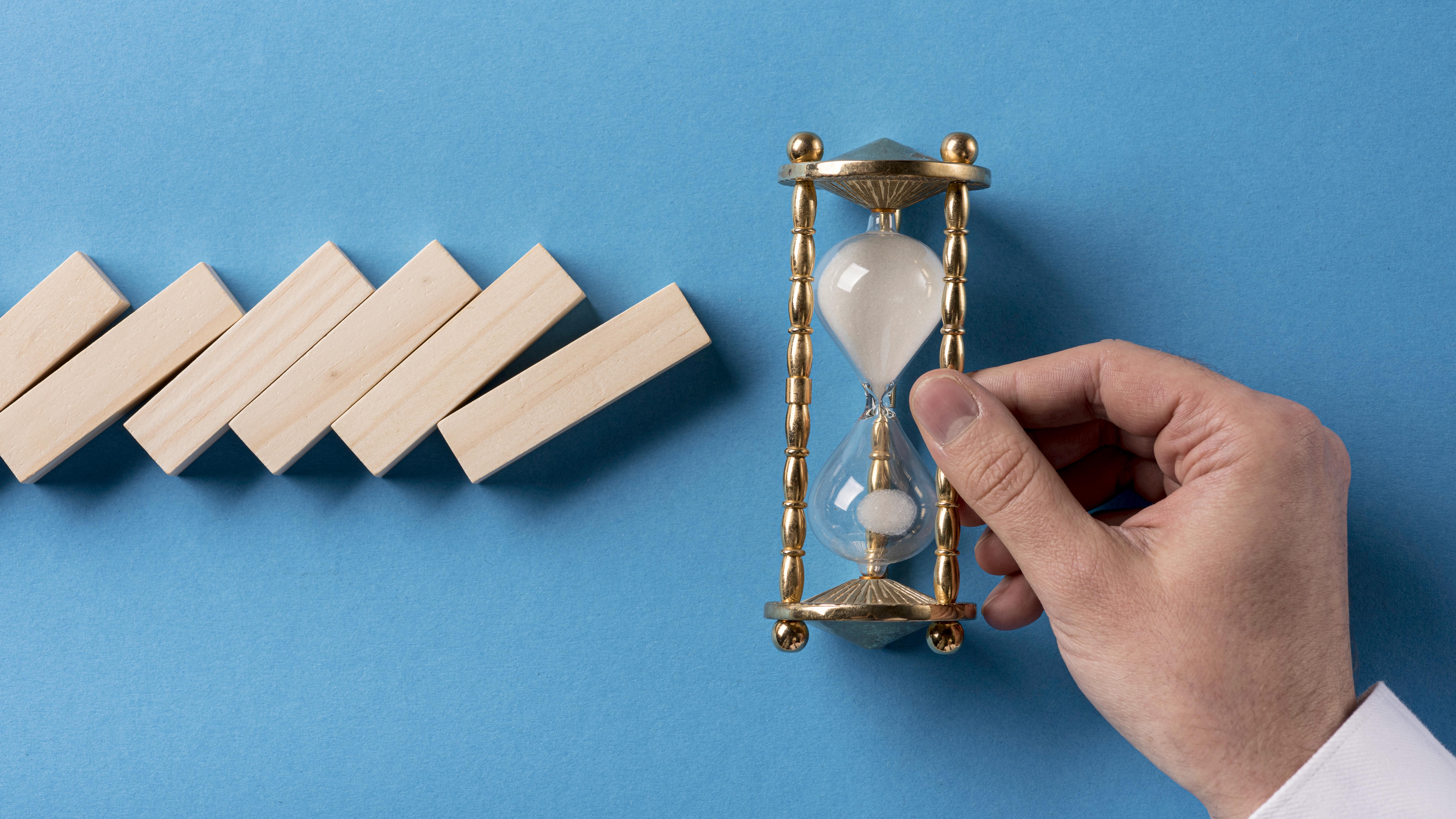 Vergrootglas En Dominoblokjes Crisismanagement