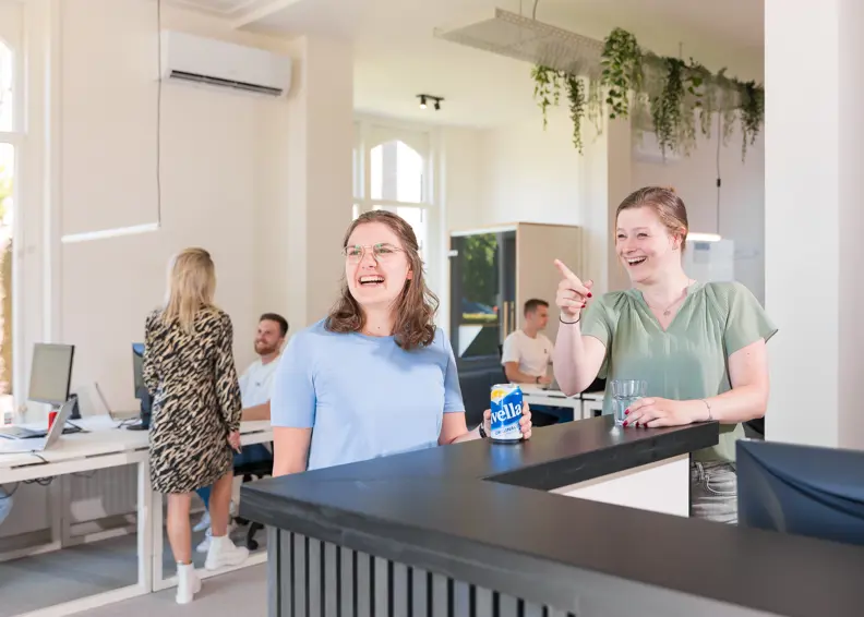 Lachende Supply Chain Specialisten Van Nrg Office Op Kantoor