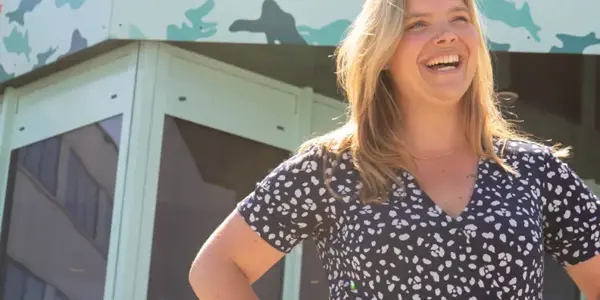 Foto Van Simonne Van Nrg Office Voor Het Gebouw Van Vivera Waar Zij Op Opdracht Zit