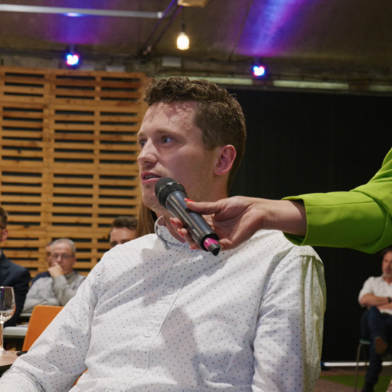 Deelnemer Van Supply Chain Event Nrg Office Beantwoordt Een Vraag