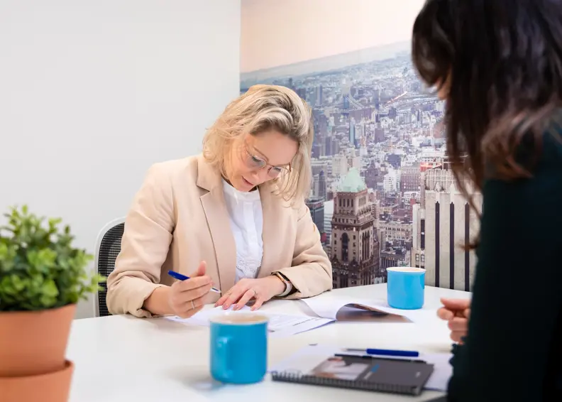 Recruiter Nrg Office Schrijft Wat Op Papier