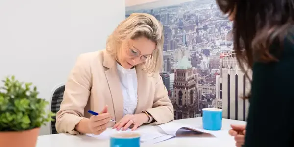 Recruiter Nrg Office Schrijft Wat Op Papier