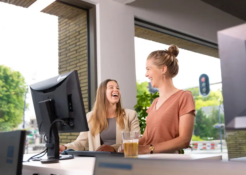 Twee Nrg Office Managers Lachen Naar Op Kantoor Zwolle (1)