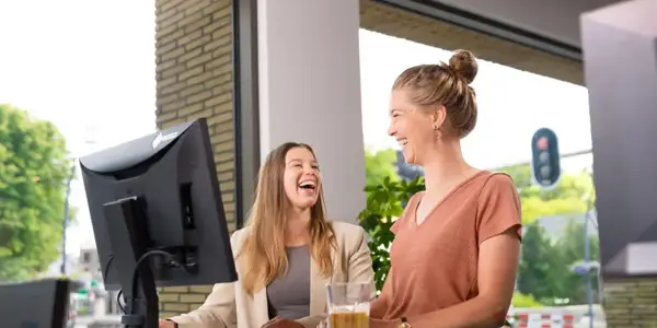 Twee Nrg Office Managers Lachen Naar Op Kantoor Zwolle (1)