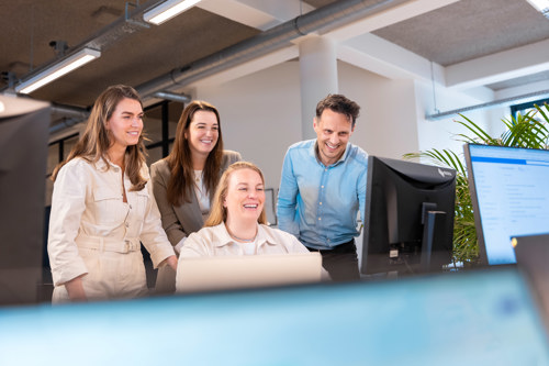 managers van nrg amsterdam kijken naar een computerscherm