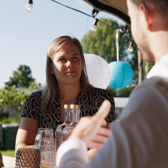 Twee Mensen In Gesprek Tijdens Supply Chain Event Nrg Office