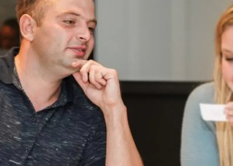 Twee Personen Van Nrg Office Kijken Samen Naar Een Blaadje