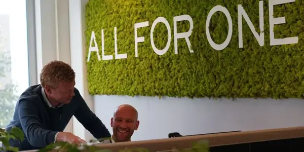 Daan En Marc Van Nrg Office In Gesprek Achter Een Computer Op Opdracht Bij Abbvie