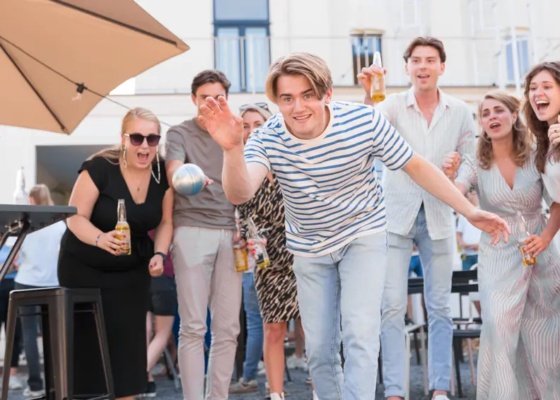 Persoon Van Nrg Office Gooit Bal En Mensen Juichen