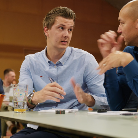 Twee Mensen Aan Het Praten Tijdens Supply Chain Event Nrg Office