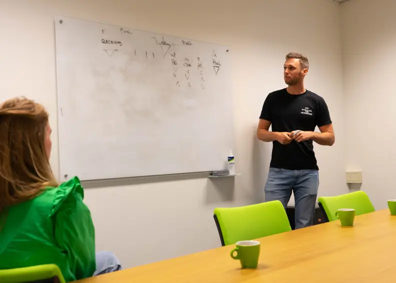 Supply Chain Specialist Cees Legt Wat Uit Aan Een Andere Collega Van Nrg Office Met Whiteboard