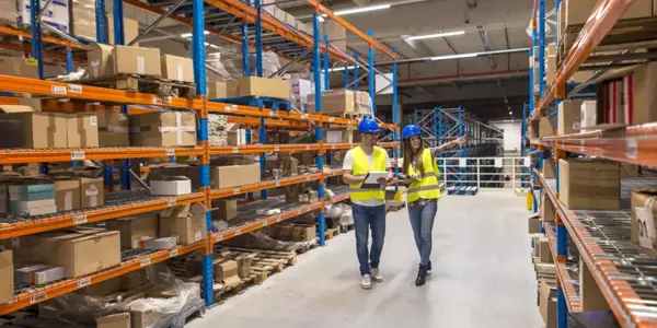 Twee Personen Wandelen Door Een Supply Chain Warehouse