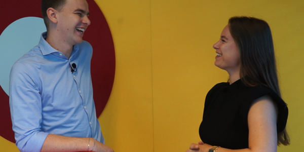 Officer En Resource Manager In Gesprek Op Kantoor Breda