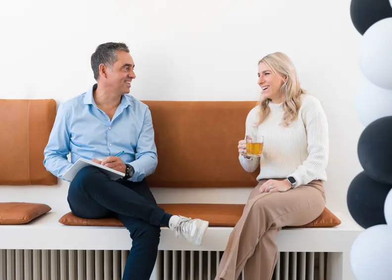 Twee Mensen Van Nrg Office In Gesprek Op Een Bankje Over De Stappen Als Net Gestarte Leidinggevende