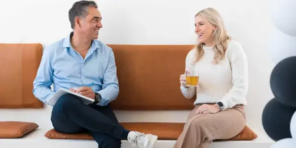 Twee Mensen Van Nrg Office In Gesprek Op Een Bankje Over De Stappen Als Net Gestarte Leidinggevende