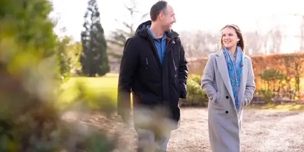 Resource Manager En Supply Chain Specialist Van Nrg Office Wandelen Buiten In Gesprek