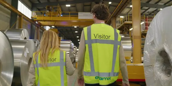 Twee Mensen Van Nrg Office Lopen Door Een Fabriek