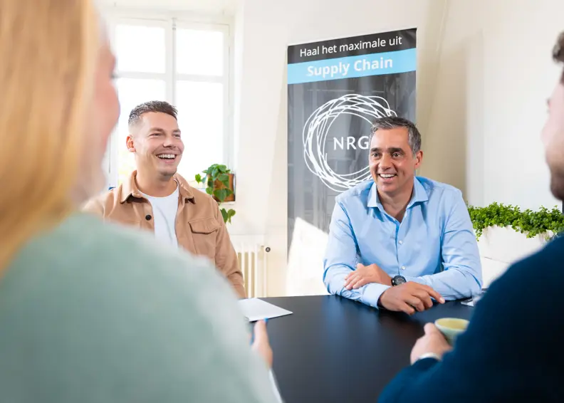 Twee Supply Chain Specialisten Van Nrg Office Zijn In Gesprek Met Twee Andere Personen En Lachen Daarbij Hartelijk