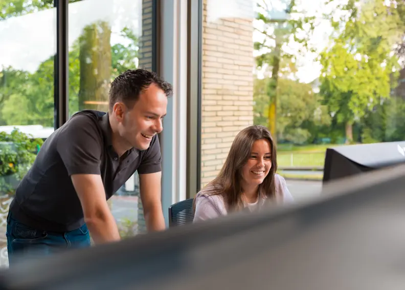 Twee Personen Kijken Lachend Naar Een Computerscherm