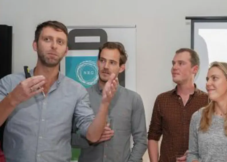 Drie Personen Van Nrg Office Luisteren Naar Iemand Die Uitleg Geeft Over Data Management