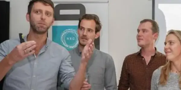 Drie Personen Van Nrg Office Luisteren Naar Iemand Die Uitleg Geeft Over Data Management