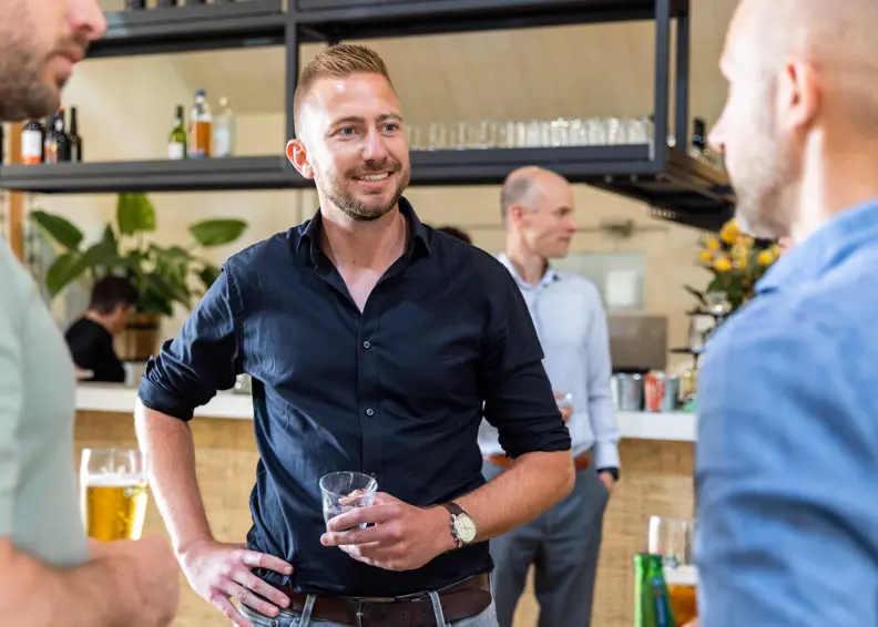 Persoon Van Nrg Office In Gesprek Met Andere Supply Chain Managers