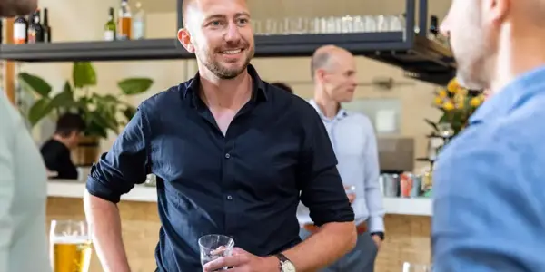 Persoon Van Nrg Office In Gesprek Met Andere Supply Chain Managers