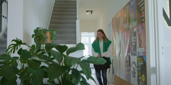 Foto Van Nicky Op Kantoor Van Nrg Office In Nijmegen Tijdens Haar Verhaal Over Demand Planning In Supply Chain