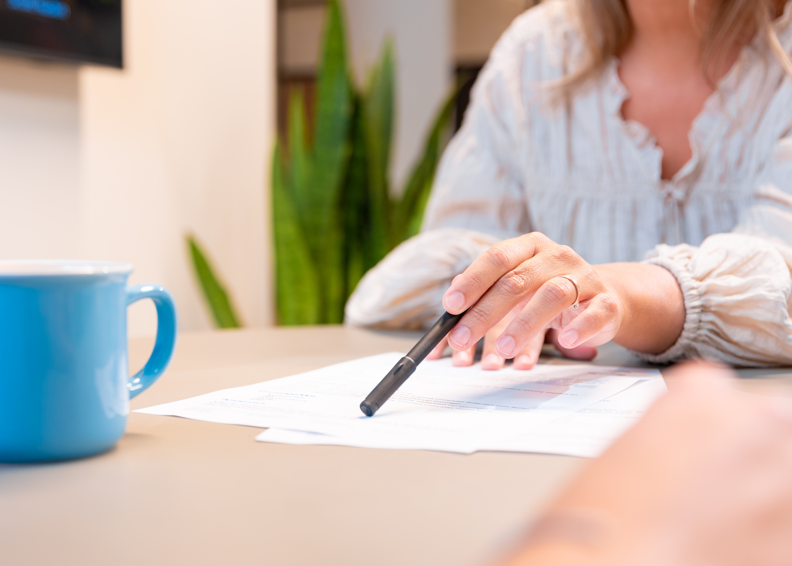Foto Van Persoon Nrg Office Die Iets Met Een Pen Aanwijst Op Een Formulier