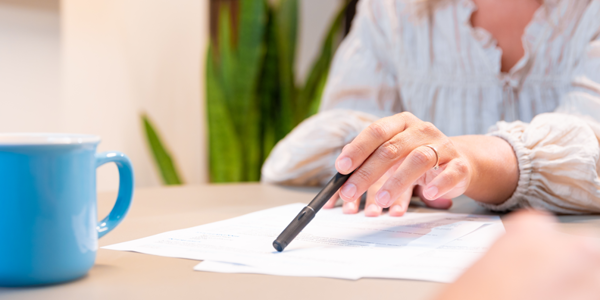 Foto Van Persoon Nrg Office Die Iets Met Een Pen Aanwijst Op Een Formulier