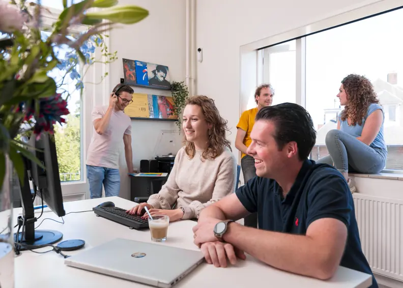 Verschillende Collegas In Gesprek Op Kantoor Van Nrg Office