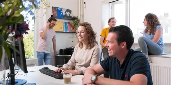 Verschillende Collegas In Gesprek Op Kantoor Van Nrg Office