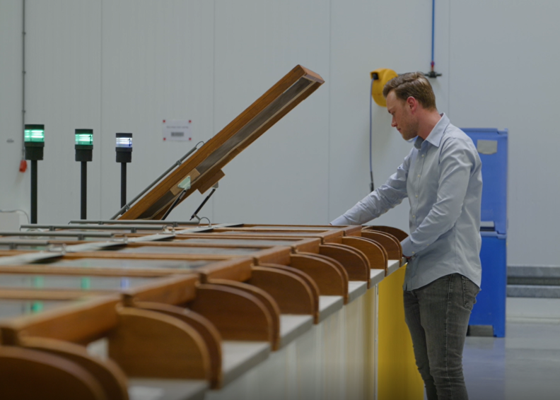 Twan Op De Processingafdeling Van Zijn Opdracht Bij Enza Zaden Via Nrg Office