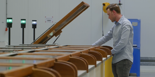 Twan Op De Processingafdeling Van Zijn Opdracht Bij Enza Zaden Via Nrg Office